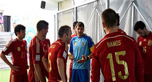 إنيستا يجدد الثقة في بيكيه وكوستا.. وألبيول يفتقد راموس أمام سلوفاكيا